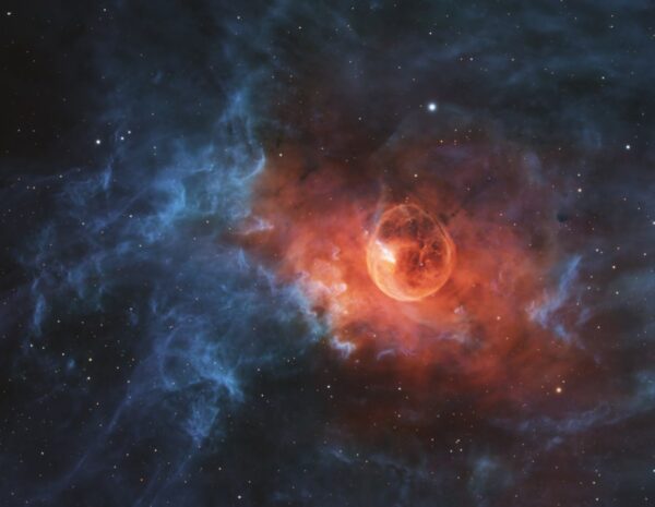 NGC 7635 – Tamsioji Pūslelinė Tamsa Kasiopejos Žvaigždyne
