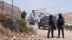 Aktyvistai siekia pristatyti pagalbą palestiniečiams, apsuptiems Izraelio naujakurių