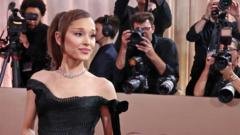 Ariana Grande Atsitraukia Nuo Dmesio Dl Nuolatins Vieos Kritikos