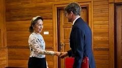 Aung San Suu Kyi Pasirod Sveika Pirmame Susitikime Su Ioriniu Pasauliu Per 25 Met