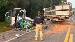 Brazilijoje autobuso ir sunkvežimio susidūrimas pareikalavo daugiau nei 20 gyvybių