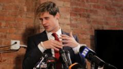 Dešinysis komentatorius Milo Yiannopoulos sulaikytas JAV imigracijos tarnybos