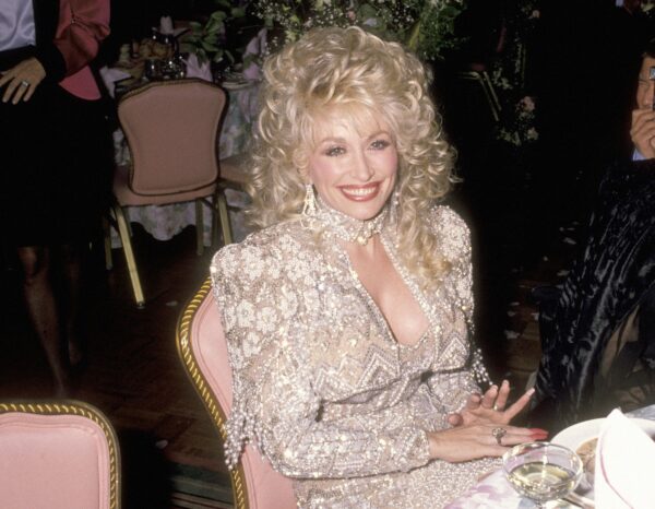 Dolly Parton tapo naujausių sąmokslo teorijų apie vakcinas taikiniu