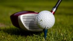 Golfas: prekės ženklas atsiprašo už reklamą su moterimi, stumiamą ant žemės