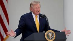 JAV ir Kanados prekybos karas gilėja: Trumpas grasina didinti tarifus automobiliams