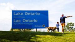 Kanada pastatė didelį ženklą prie Ontarijo ežero kaip atsaką JAV