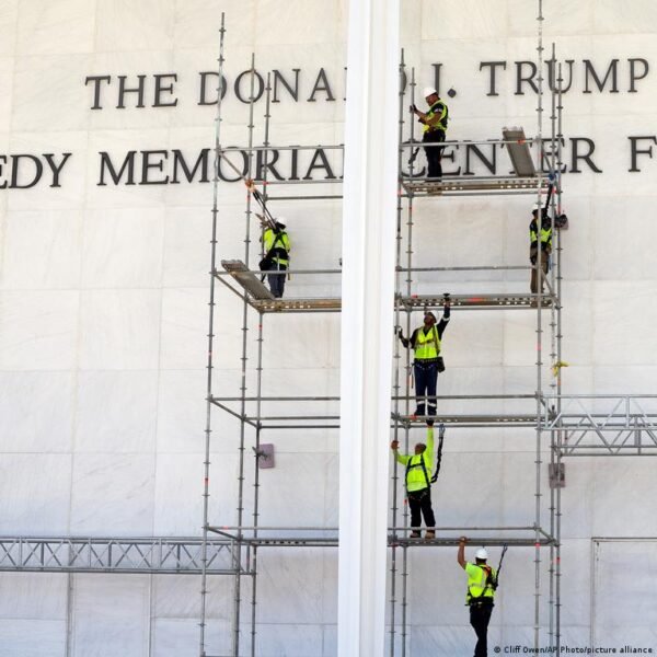 Kennedy Centro Valdyba Patvirtino Trumpo Vardo Raym Ant Fasado Ir Renovacijos Plan