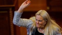 Kosovo Parlamente Opozicijos Nar Apmt Kiauiniais Laikinj Premjer