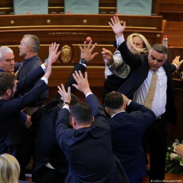 Kosovo Premjeras Kurti Susiduria Su Politine Krize Vykiai Parlamente