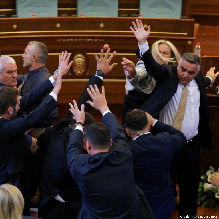 Kosovo Premjeras Kurti Susiduria Su Politine Krize Vykiai Parlamente