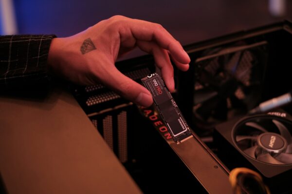NVMe SSD pranašumas prieš SATA žaidimuose su DirectStorage