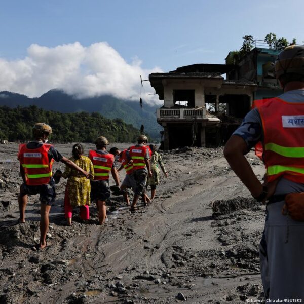 Nepalo ir Tibeto potvynių aukų skaičius viršijo 500, gelbėjimo darbai atnaujinti