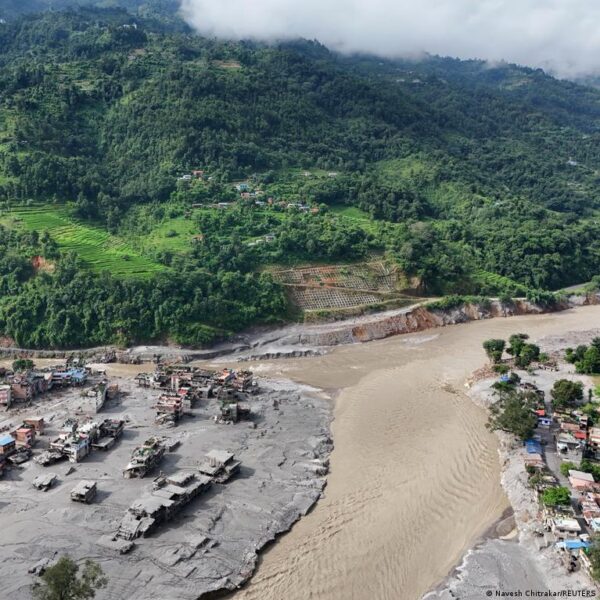Nepalo potvyniai: gyventojai atskirti nuo Katmandu dėl stichijos