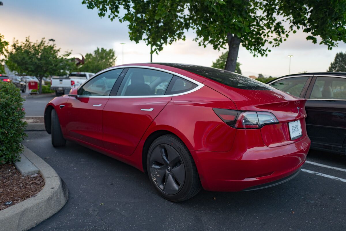 Tesla Ataukia Apie 3 Milijonus Automobili Dl Dur Ranken Ir Kamer Problem