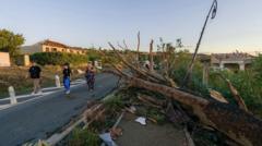 Tornadas Prancūzijos kaime sužeidė dešimtis ir nuniokojo namus