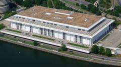 Trumpo administracija grasina Kennedy centro griovimu, jei bus blokuoti renovacijos darbai