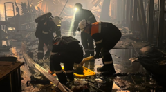 Ukrainoje gelbėtojai ieško išgyvenusių po smūgio prekybos centrui, Zelenskis smerkia Rusijos ataką