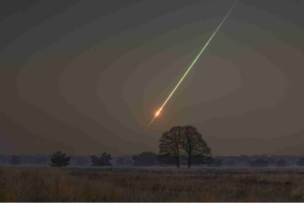 Kaip kosminiai akmenys išgyvena atmosferoje: septyni skrydžio etapai