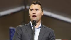23 metų įtariamasis dėl Charlie Kirk nužudymo nepripažįsta kaltės, teismas leis taikyti mirties bausmę