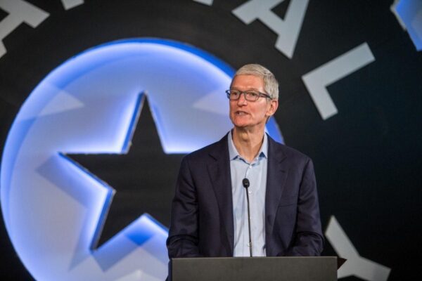 Tim Cook atsistatydina iš „Apple“ generalinio direktoriaus pareigų