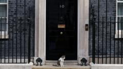Booking.com kritikuojama dėl netikro 10 Downing Street įrašo