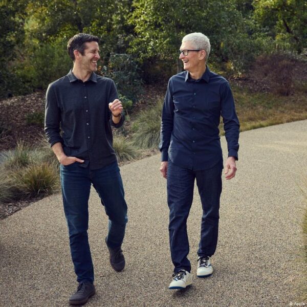 Naujasis Apple vadovas John Ternus susiduria su dirbtinio intelekto iššūkiais