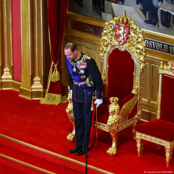 Norvegijos karalius Haakonas VIII prisiekė parlamente