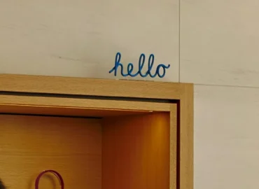 Apple Store parduotuvėse atsirado „hello“ lentelės, skirtos išbandyti „iPhone 18 Pro“ priartinimą