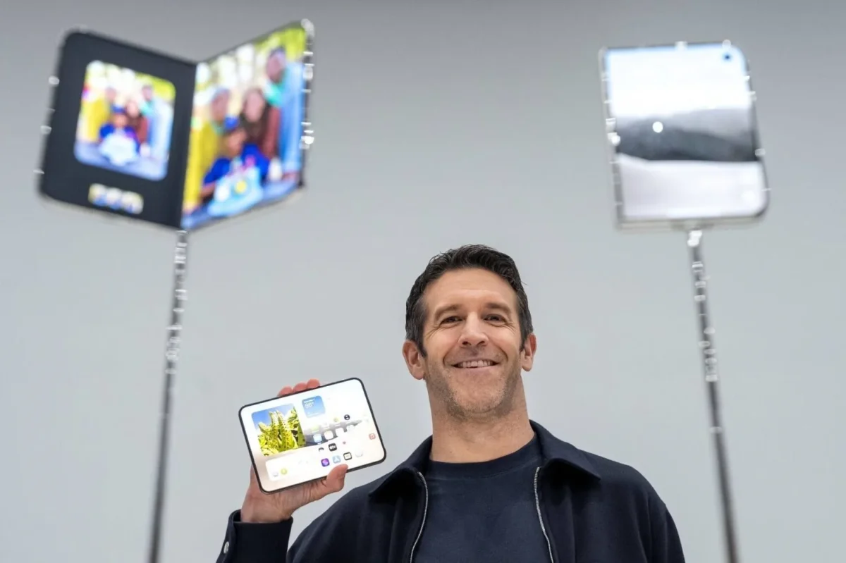 Apple pristatė pirmąjį sulankstomą telefoną „iPhone Duo“