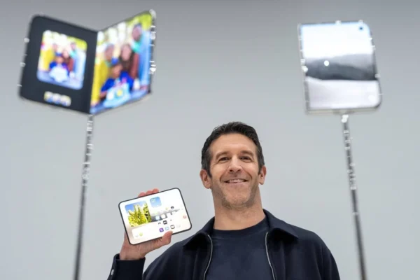 Apple pristatė pirmąjį sulankstomą telefoną „iPhone Duo“