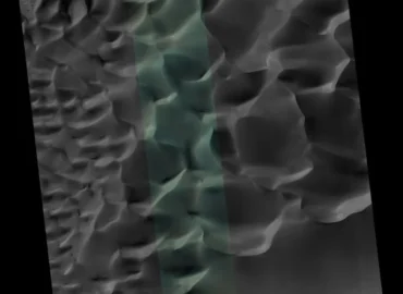 MRO HiRISE nuotraukose užfiksuoti kopų laukai Marso krateryje