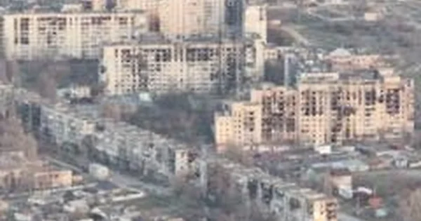 Rusijos okupuotoje Oleškų gyvenvietėje gyventojai maistui renka daržo piktžoles