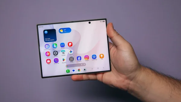 Samsung teigia, kad Galaxy Z Fold 8 vidinio ekrano įlinkimas ties kampais yra konstrukcinė ypatybė