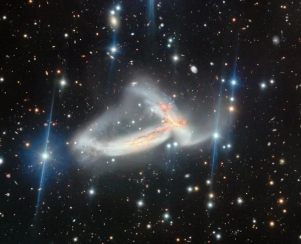 Pegaso žvaigždyne užfiksuota sąveikaujančių spiralinių galaktikų pora NGC 7253