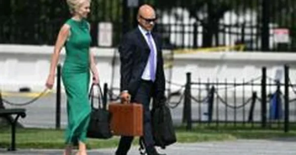 Finansinės ataskaitos rodo, kad Donaldas Trumpas skyrė pinigines dovanas keturiems padėjėjams