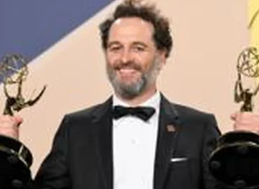 Matthew Rhys per 2026 metų „Primetime Emmy“ apdovanojimus laimėjo du pagrindinio vaidmens apdovanojimus