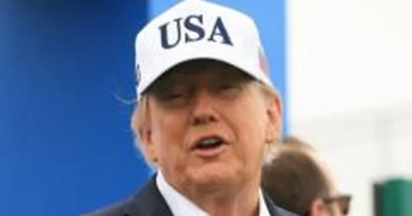 Donaldas Trumpas sumenkino dirbtinio intelekto rizikas ir kritikavo raginimus lėtinti plėtrą