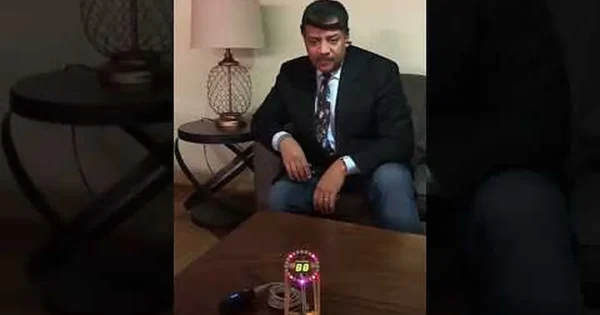 StarTalk klipe rodo, kaip lempą bando įjungti mintimis per kepurės elektroniką