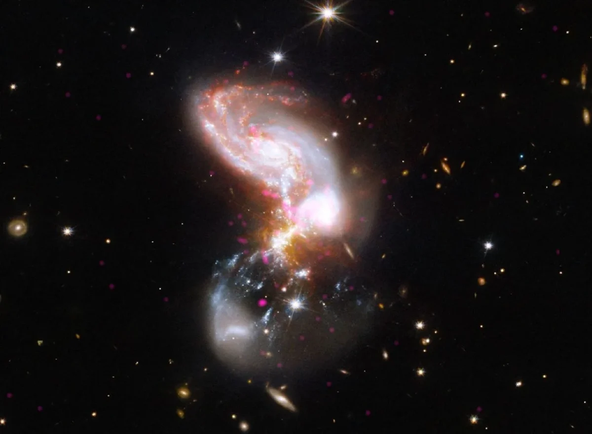 NASA paskelbė naują susiliejančių galaktikų sistemos II Zw 096 vaizdą