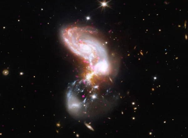 NASA paskelbė naują susiliejančių galaktikų sistemos II Zw 096 vaizdą