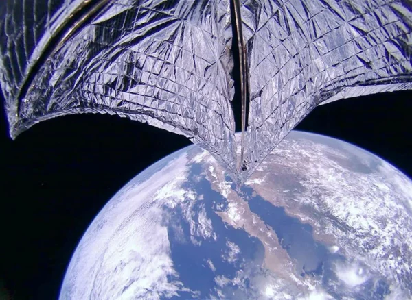 Saulės burės principu veikiantis aparatas galėtų smogti asteroidui Apophis apie 100 km/s greičiu