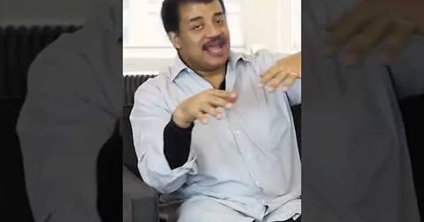 StarTalk vaizdo įraše aiškina, kad potvyniai kyla Žemei sukantis per vandens iškilimus