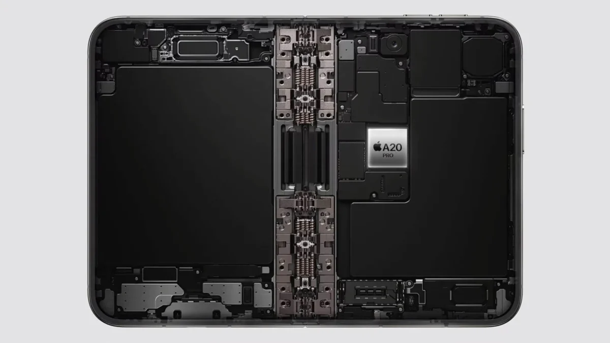 Pirmojo sulankstomo „iPhone“ gamybą stabdė vyrių ir kokybės kontrolės problemos
