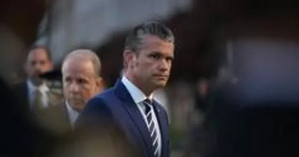 Pete'as Hegsethas pertvarko Pentagoną JAV karo metu