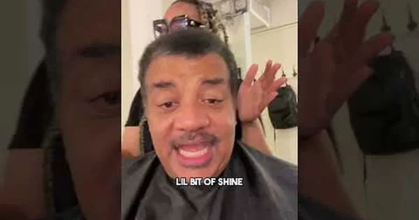 StarTalk vaizdo įraše rodoma Neilo deGrasse'o Tysono pasiruošimo akimirka prieš pasirodymą pas Colbert