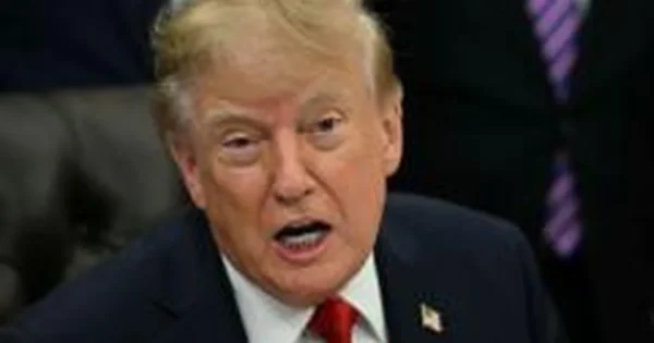 Donaldas Trumpas paskelbė draudžiantis CNN ir Politico patekti į Baltuosius rūmus