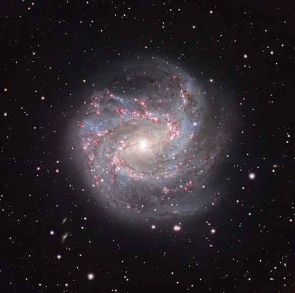 M83 galaktika nuo Žemės nutolusi apie 14,7–15 mln. šviesmečių