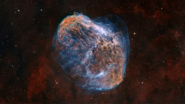 Astrofotografas Kevinas Bordmanas paskelbė kompozitinį Pusmėnulio ūko NGC 6888 vaizdą