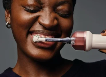 „Dyson“ pristatė dantų šepetėlį „CameraJet“ su kamera ir dirbtiniu intelektu