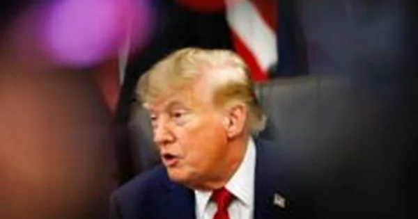 Trumpas pasirašė plataus masto Rusijai skirtų sankcijų įstatymą